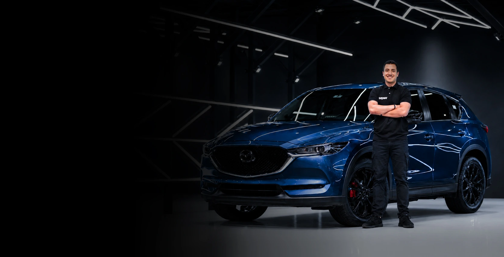 Especialista MONKY junto a una Mazda azul